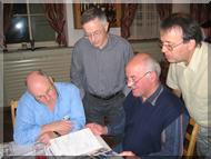 Heinz, Hugo, Rene und Edi studieren die Chronik